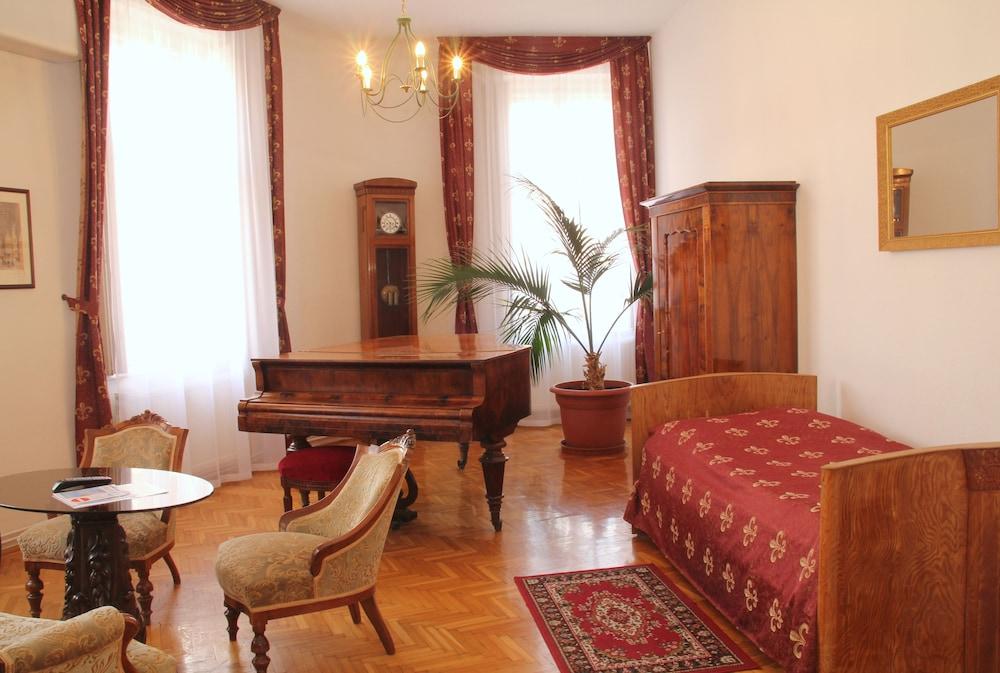 Kalvin House Apartmanhotel 3*